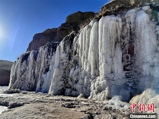 青海杂多澜沧江边现“原生态”冰瀑景观