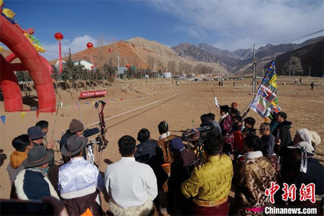 青海祁连县：藏族民众切磋箭术喜迎农历新年