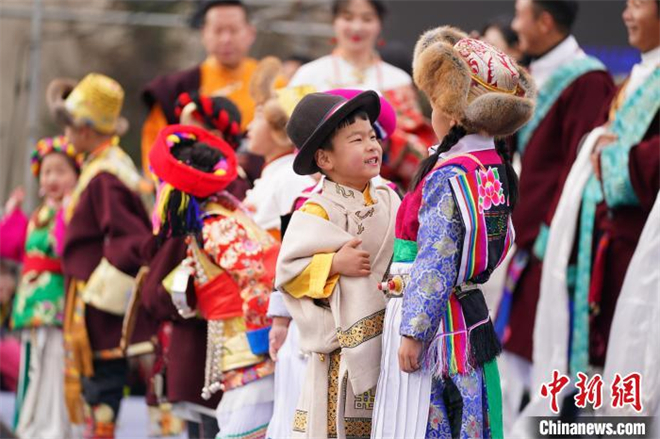 云南迪庆：藏历新年吸引各地游客体验藏族文化