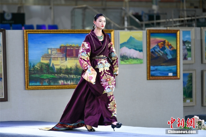 西藏职校举办民族服饰毕业作品展演活动