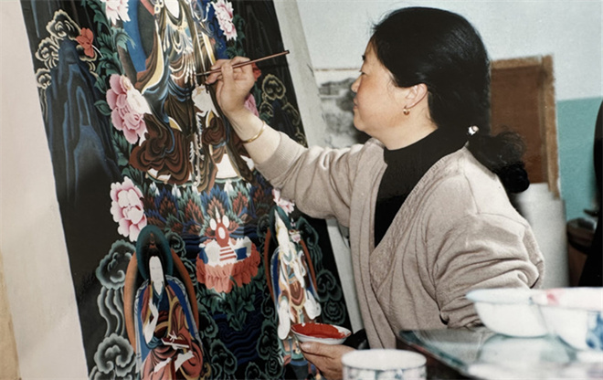 翔秋志玛：创新藏画的女画家1.jpg