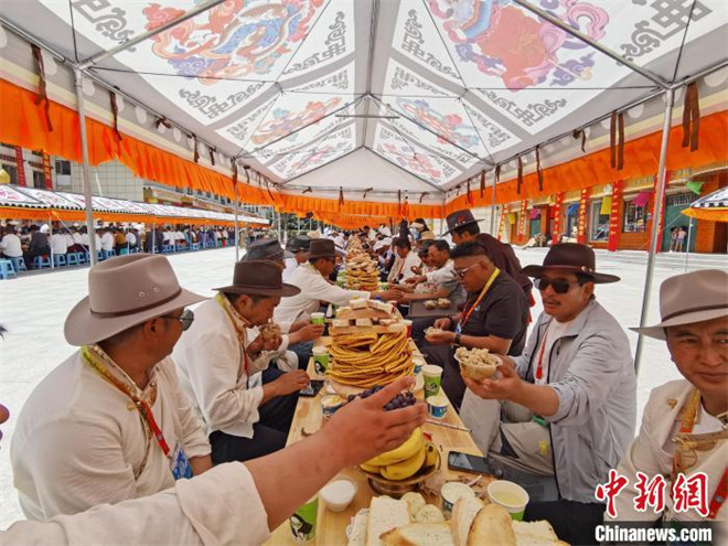 青海尖扎：“最大规模的达顿宴”获世界纪录认证