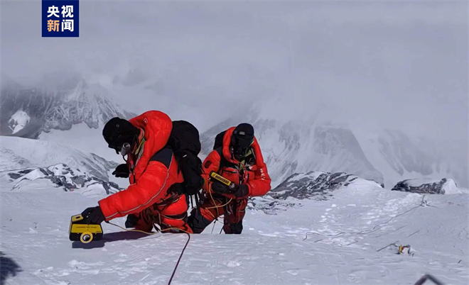 第二次青藏科考队测得珠峰顶部最新积雪厚度