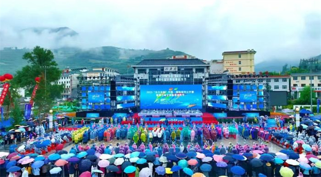 中国拔河公开赛在“全国拔河之乡”甘肃临潭举行