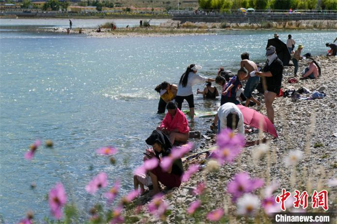 欢乐时光 西藏民众喜迎“嘎玛日吉”沐浴节