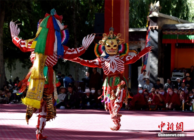 西藏扎什伦布寺上演国家级非遗传统跳神活动