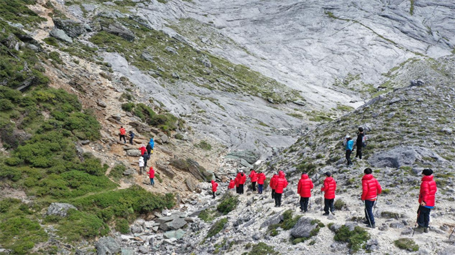 国庆长假期间 云南迪庆登山徒步等户外运动火爆