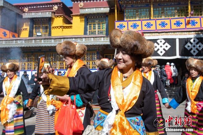 西藏拉萨：妇女盛装起舞喜迎“仙女节”