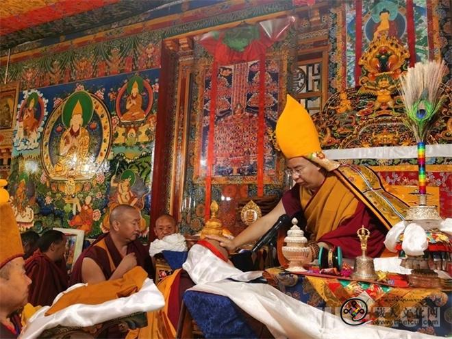 班禅礼佛讲经勉励僧众促进藏传佛教健康传承
