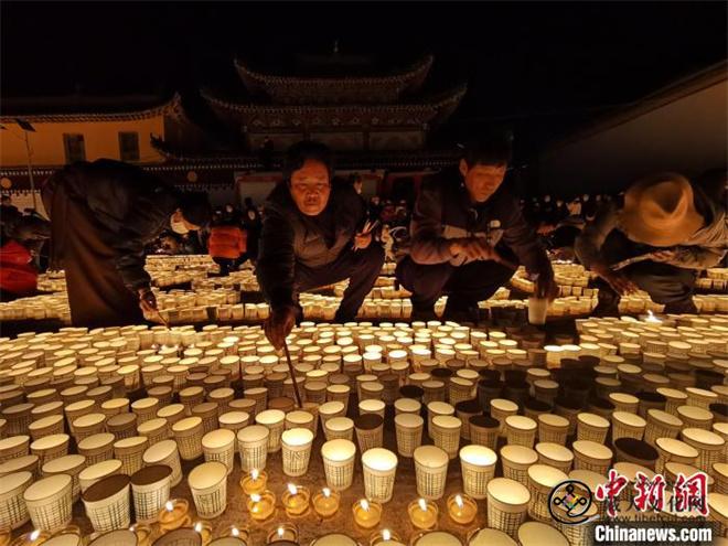 线上线下供灯 青海藏传佛教格鲁派寺院迎燃灯日