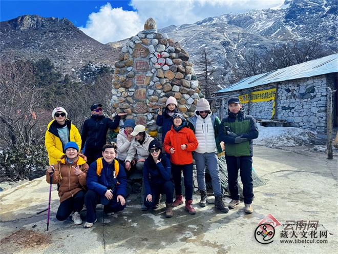 云南省香格里拉市哈巴雪山迎来最佳登山季