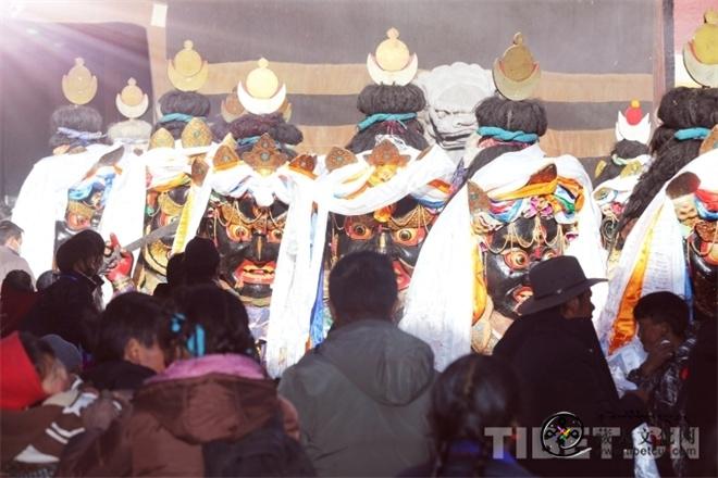 西藏萨迦寺举行一年一度的“堆庆”神舞表演