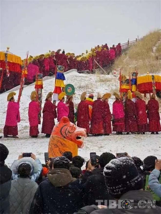 甘肃省甘南州：瑞雪映照拉卜楞寺展佛节