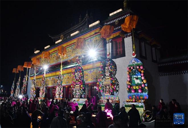 “世界藏学府”拉卜楞寺举办酥油花灯展引众观看