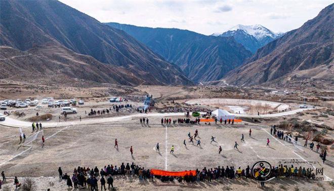 西藏昌都：“云中球场”上的藏东小镇足球赛