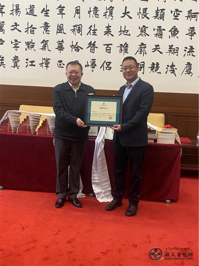 青海藏医药研究院向国家图书馆捐赠藏医药古籍