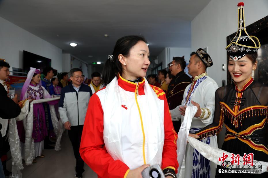奥运冠军“打卡”青海湖之南 体验绚丽地域文化
