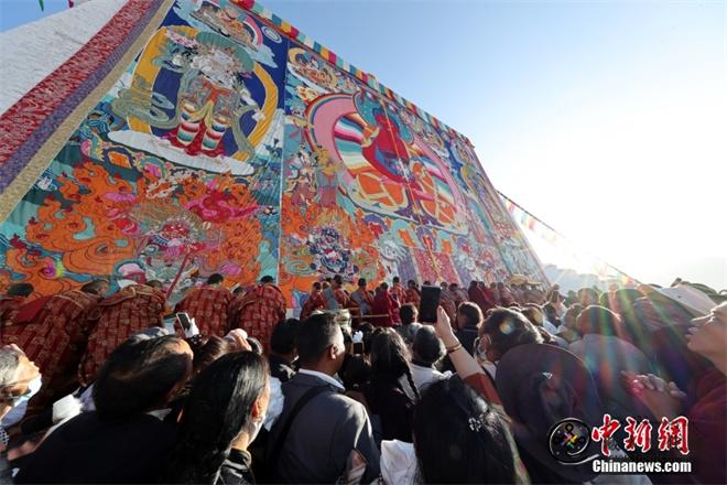 西藏扎什伦布寺展出无量光佛巨幅唐卡佛像