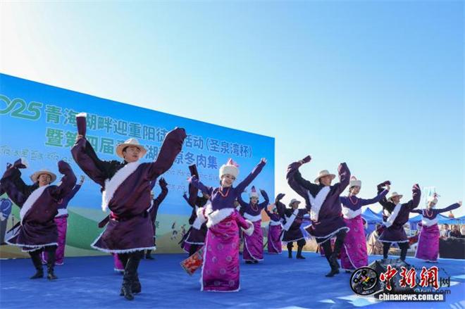 青海刚察：徒步爱好者青海湖畔品冬肉迎重阳