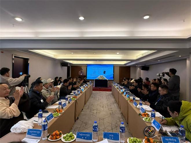 曲央降措首部小说集《窗》研讨会在蓉城举办