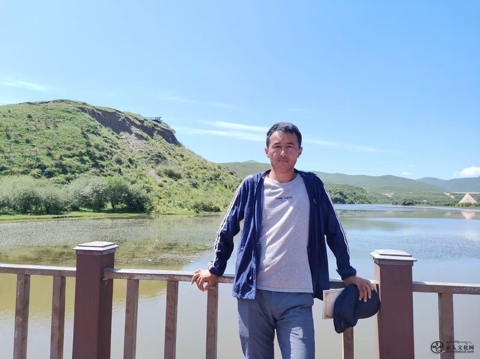 噶华顿：秋天，悄悄落在草地上 （组诗）