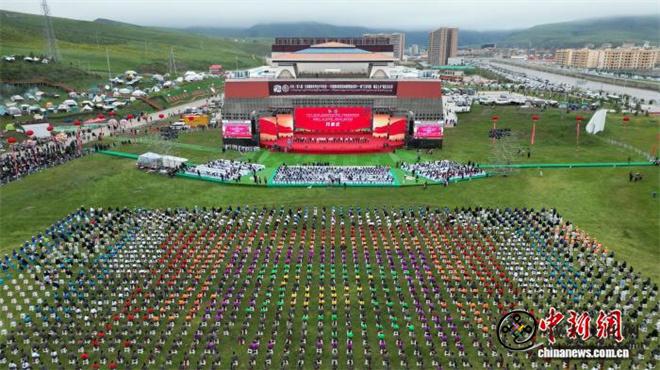 “中国锅庄之乡”甘肃碌曲第十一届锅庄文化周开幕1.jpg