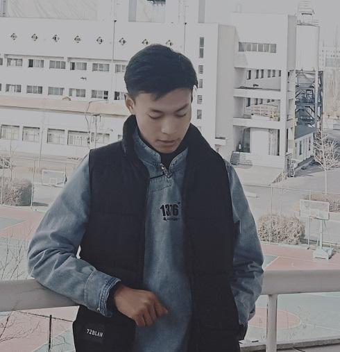 江轩：站在夕阳下（外三首）