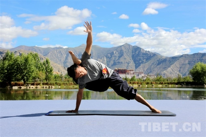 2023年西藏自治区全民健身系列活动（健身瑜伽）举行4.jpg