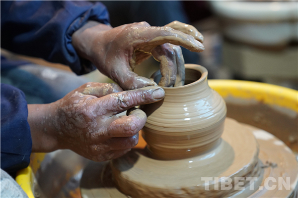 西藏传统藏陶制作工艺传承千年再焕新生1.jpg