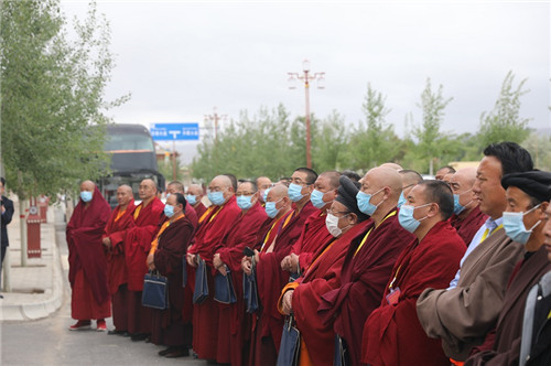 青海省藏语系佛学院门匾揭牌仪式在贵德举行2.jpg