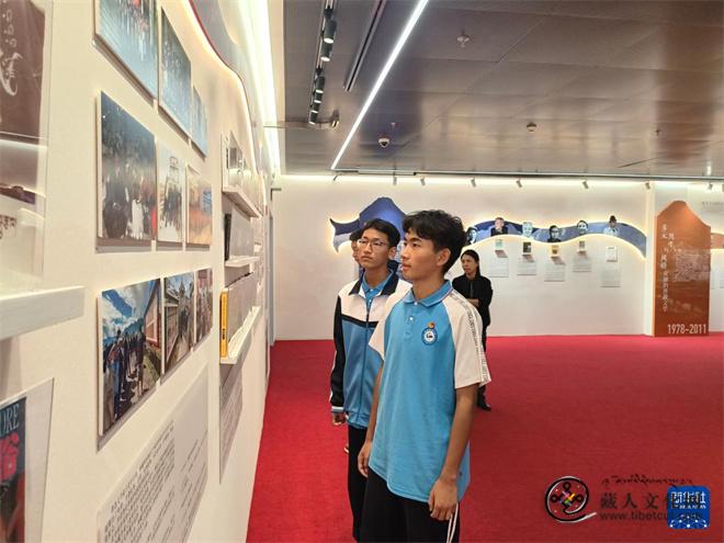 西藏自治区成立60周年文学成就展亮相北京.jpg