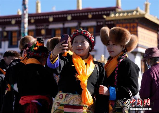 西藏拉萨妇女盛装迎接“仙女节”7.jpg