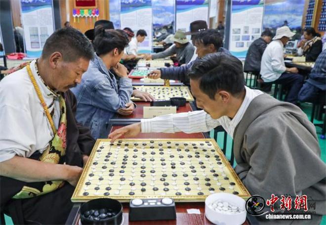 青海省果洛州：百余名棋手参与传统藏棋比赛8.jpg
