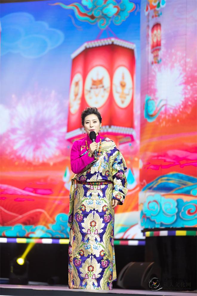 主持康巴卫视藏历新年电视联欢会1.jpg