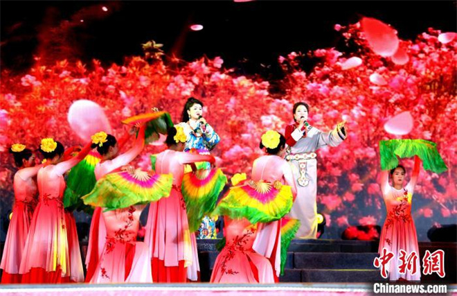 青海省海南州举行迎宾晚会 云集八方来客庆祝成立70周年7.jpg