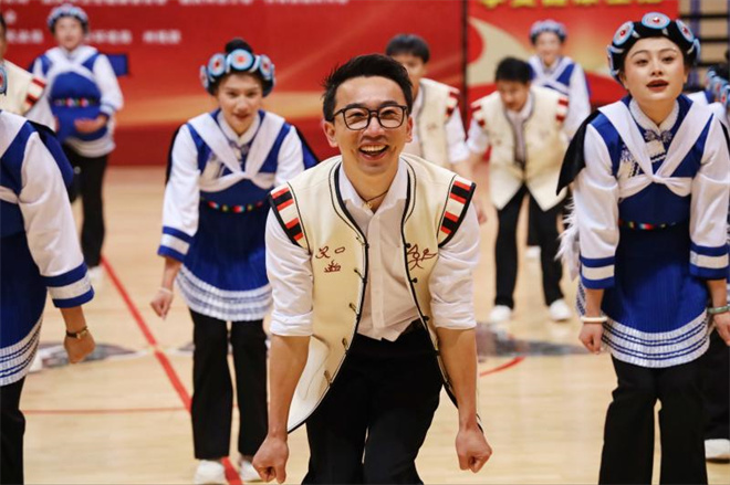 旋转！跳跃！迪庆州民族健身操展示大赛舞动全城2.jpg