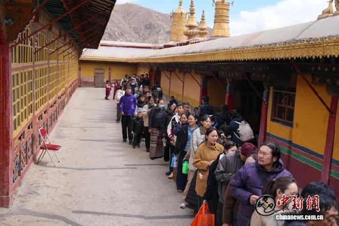 1772085119389744.jpg 藏历新年期间 西藏哲蚌寺游客信众络绎不绝7.jpg