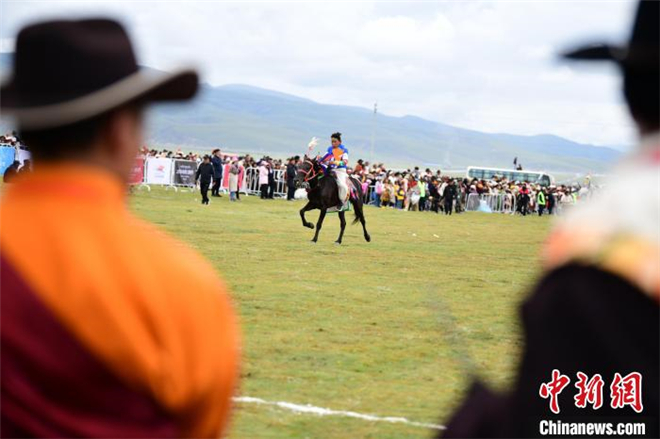 第七届纳木措文化旅游民俗风情赛马艺术节开幕5.jpg