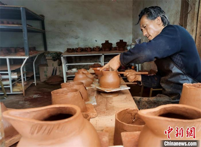 云南省迪庆州：“非遗”黑陶薪火相传促发展1.jpg