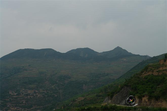 远处起伏的山峦为龙山，远看如朵朵莲花盛开.JPG