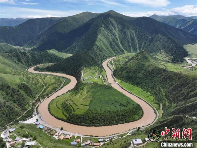 青海果洛五年治理黑土滩等退化草原超510万亩.jpg
