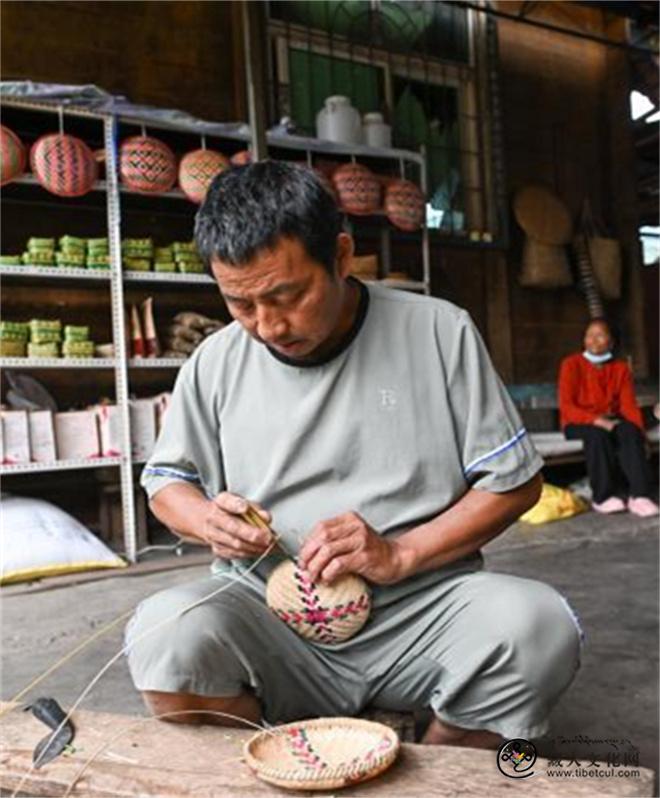 西藏墨脱：门巴竹编传非遗 指尖技艺促增收4.jpg