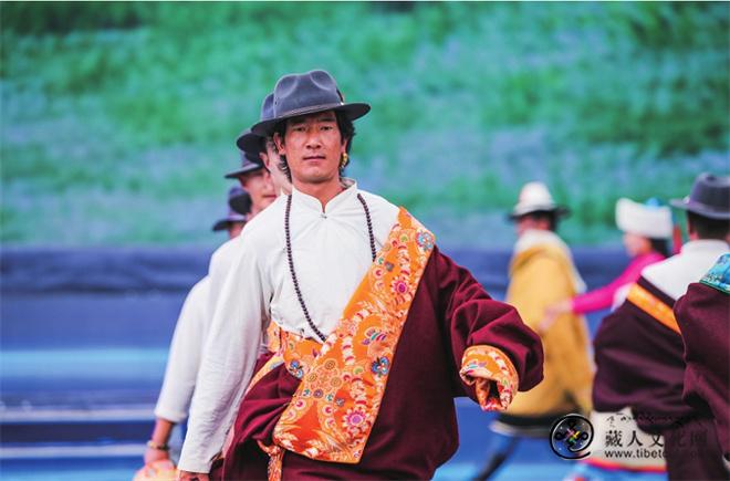 海南州藏族传统服饰特点2.jpg