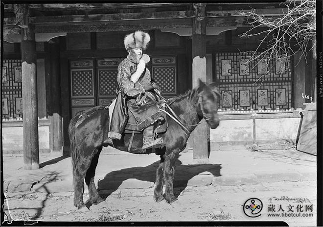 80年前洛克在卓尼的留影（翻拍）.jpg