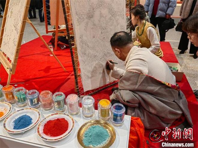青海省黄南藏族自治州成立70周年 热贡艺术亮相京城3.jpg