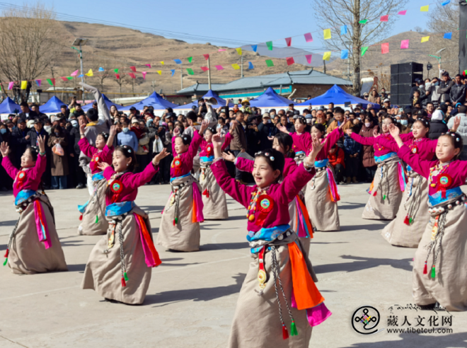 青海西宁：千人宗喀服饰秀获世界纪录认证2.png