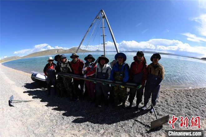 中国二次青藏科考分队完成海拔逾4500米错鄂湖科考作业2.jpg