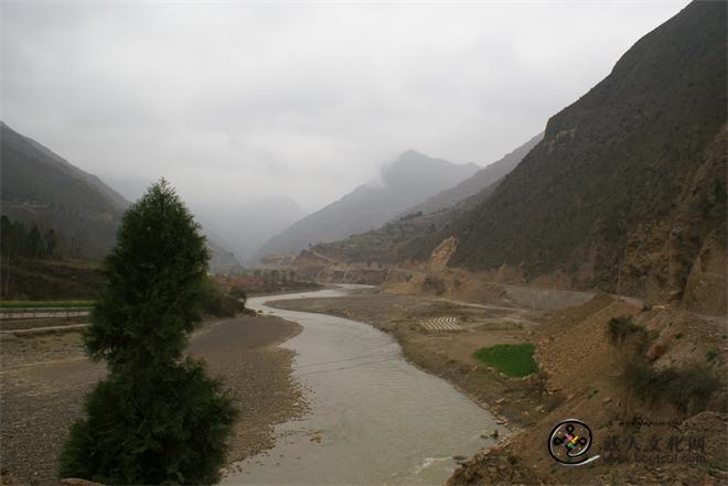 西汉水远处高耸的峰峦就是仇池山.JPG