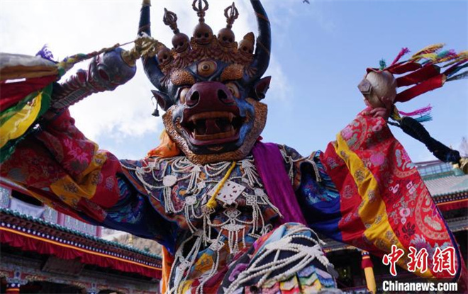 青海塔尔寺僧侣“跳欠”祈福众生新年平安吉祥5.jpg