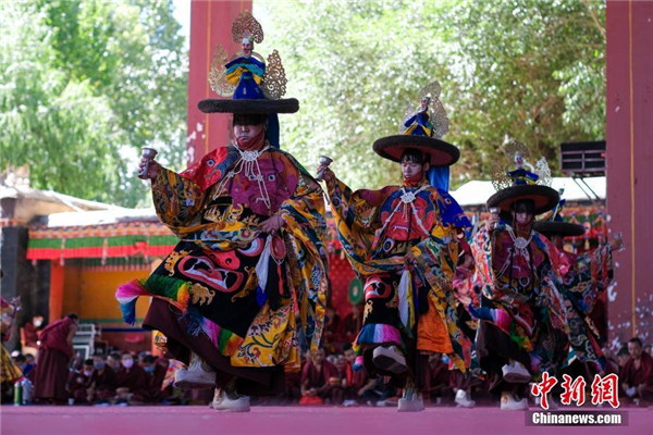 西藏扎什伦布寺举行一年一度跳神活动1.jpg